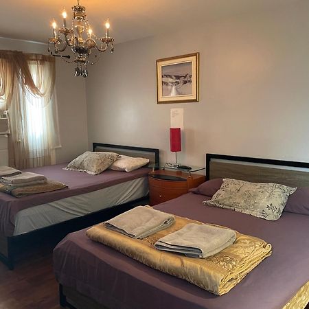 Self Service Small Breakfast, 2 Double Beds Private Room Montreal Bagian luar foto