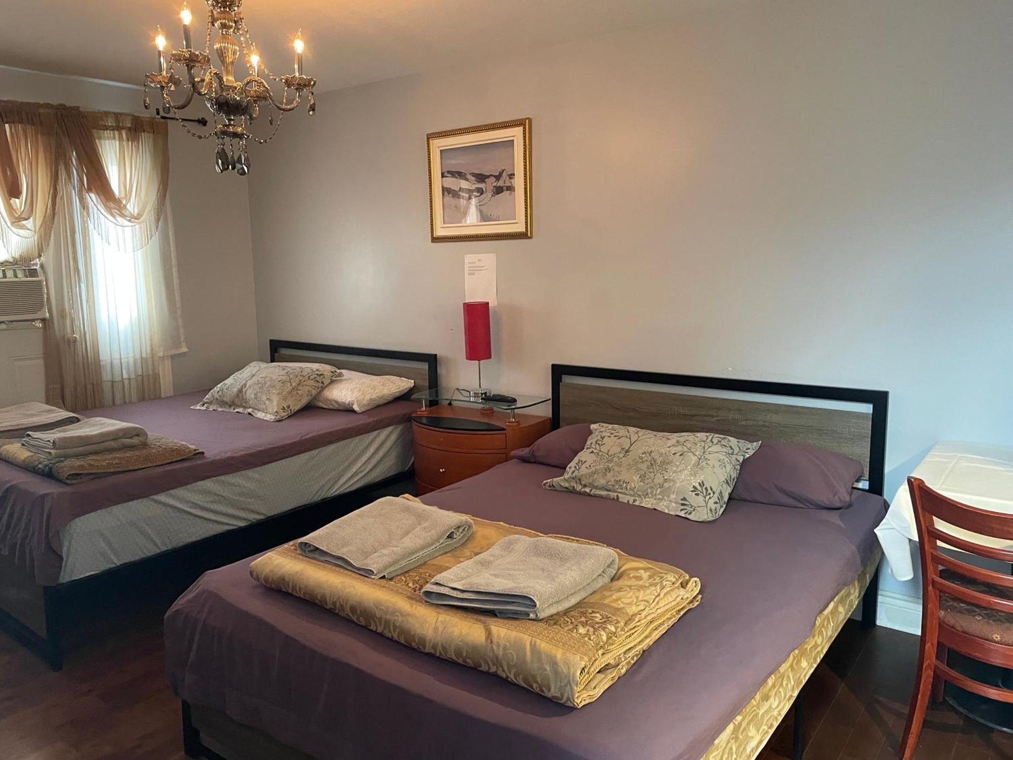 Self Service Small Breakfast, 2 Double Beds Private Room Montreal Bagian luar foto